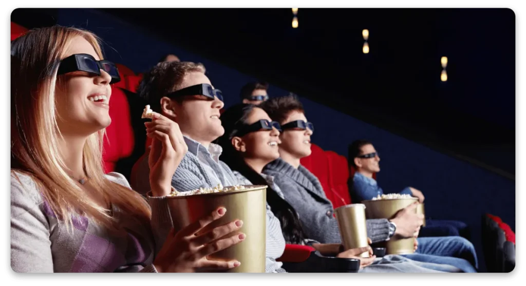 3D szemüveges nézők popcornnal ülnek a moziban, az élményalapú, beszédközpontú angol módszert idézve