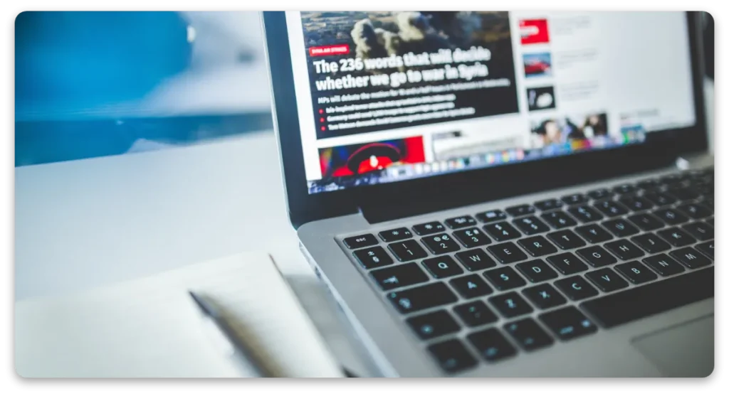 Egy laptopon angol cikk látszik, az Eredményes módszer élményalapú, beszédközpontú angol óráit idézve.