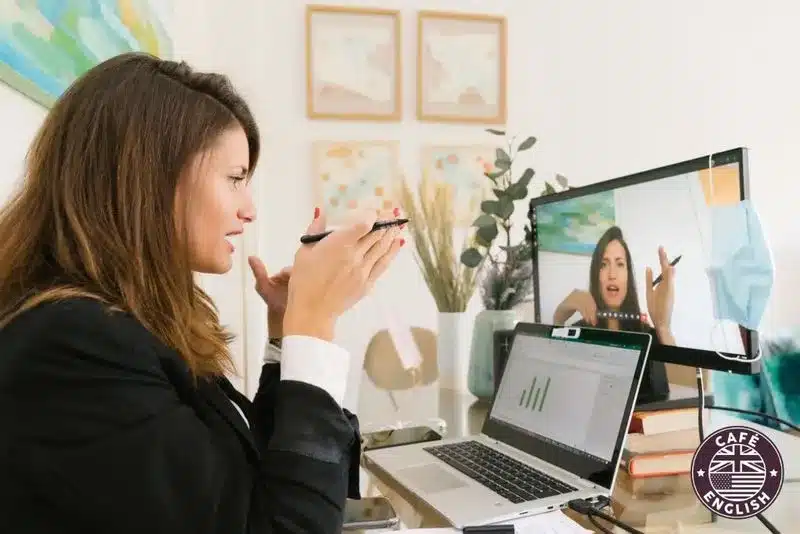 Az Online Angol Tanfolyam anyanyelvi tanárral zajlik, miközben a diák laptopnál videóórán jegyzetel.