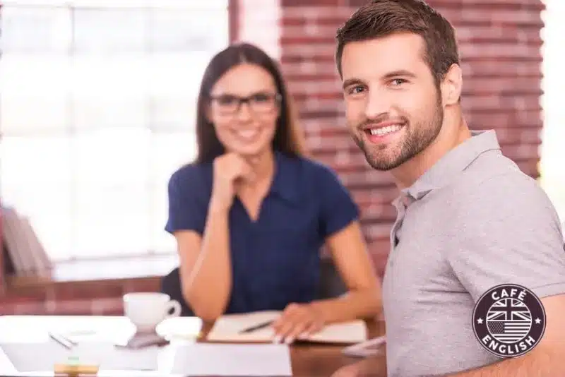 Mosolygó diák ül tanárával szemben, a Café English anyanyelvi tanáros, beszédcentrikus útját idézve a garantált eredményhez.
