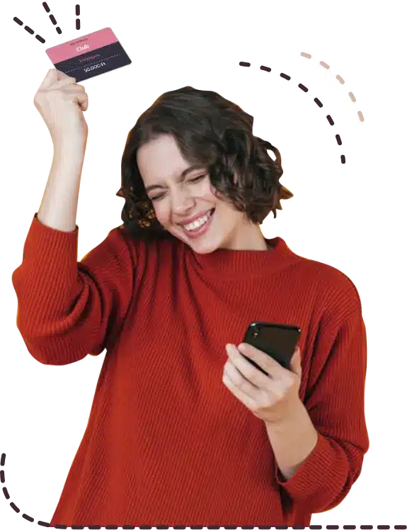 Mosolygó nő piros pulóverben telefont néz, miközben egy Chat Mate-kártyát emel online angol társalgáshoz.