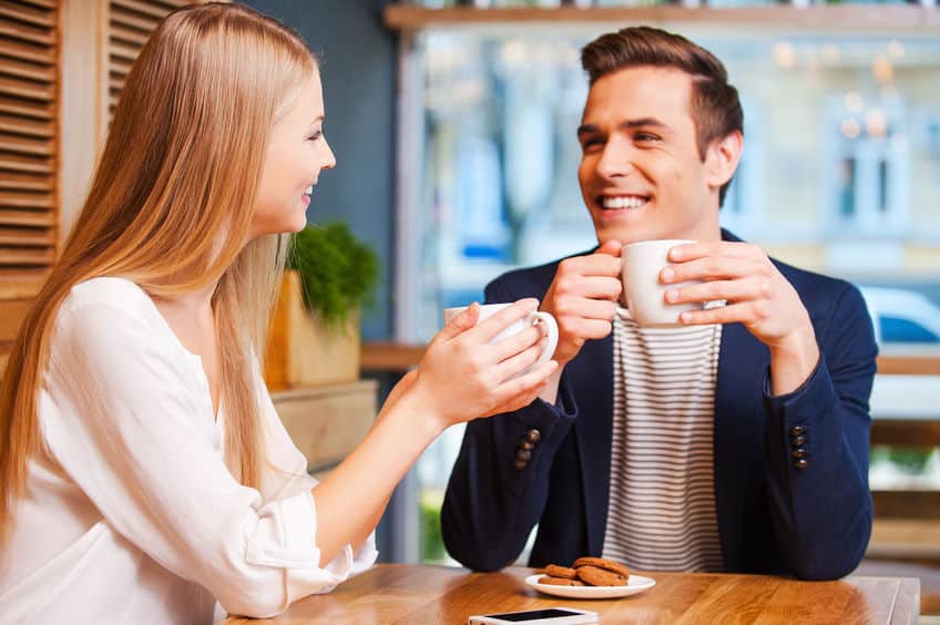 Mosolygó tanuló és oktató kávézik egy kávézóban, miközben angol magánórák mester fokon zajlanak a Café Englishnél.