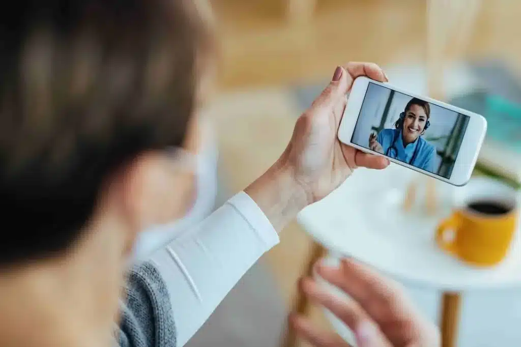 A Chat Mate online társalgási szolgáltatás közben egy tanuló telefonon mosolygó tanárral videózik.